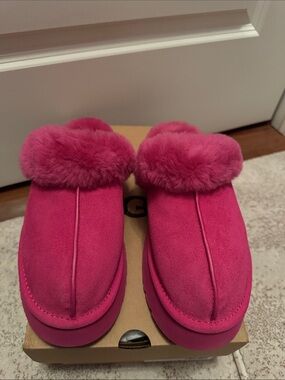Uggs Women's Cozy Fuchsia Slip-On Shearling Lined Mules size 9